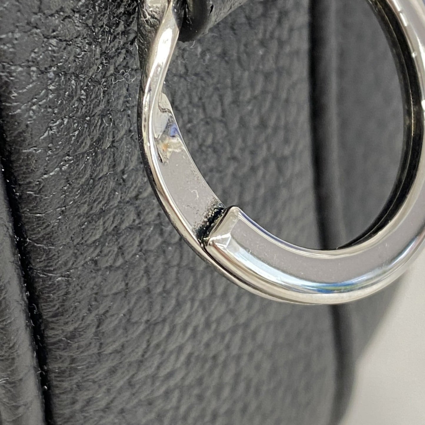 Gucci Black Leather Sling Bag ( )