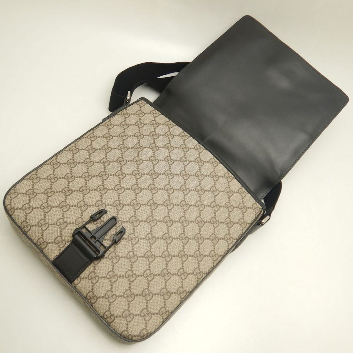 Gucci Beige Black Gg Supreme Shoulder Bag ( )