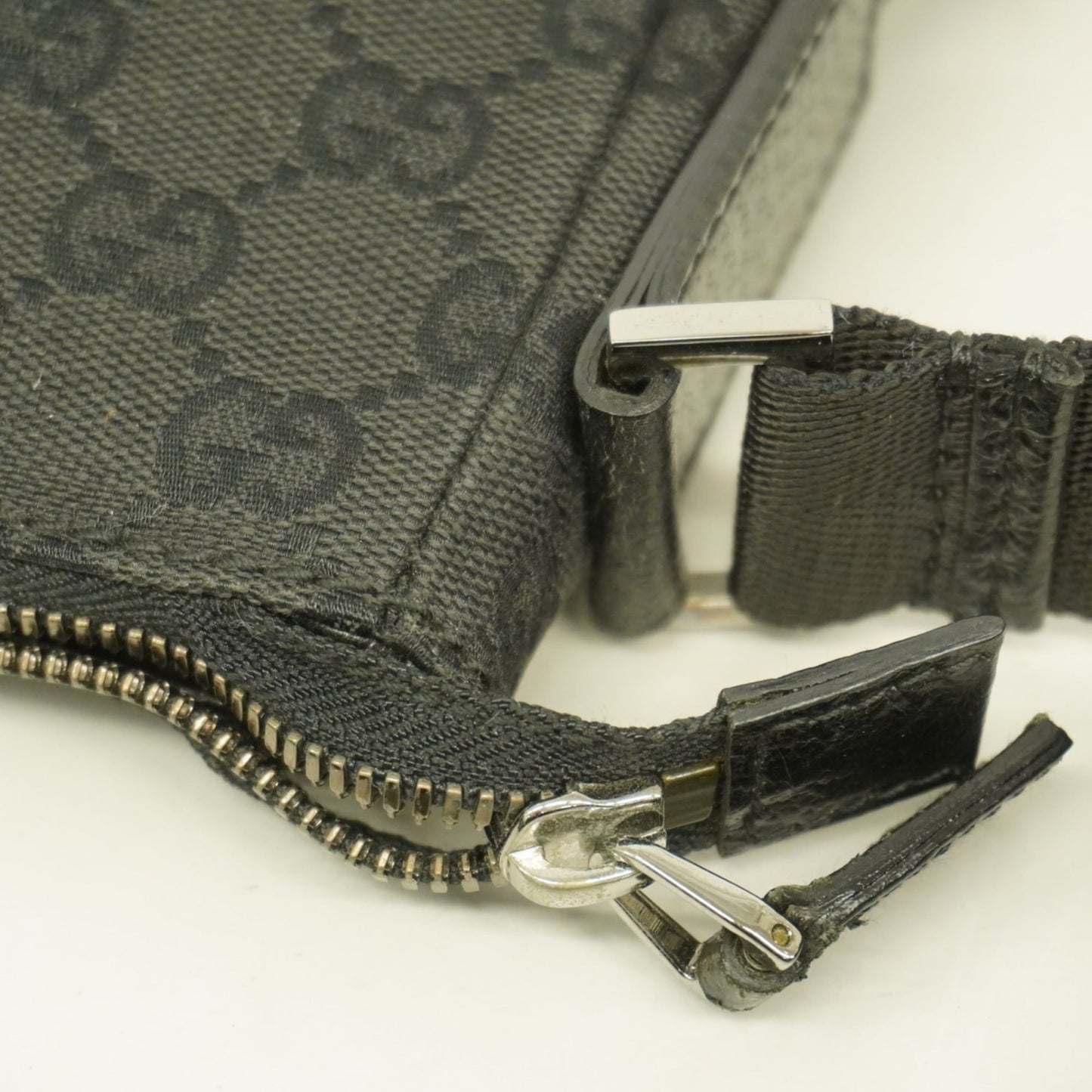 Gucci Black Canvas Shoulder Bag ( )