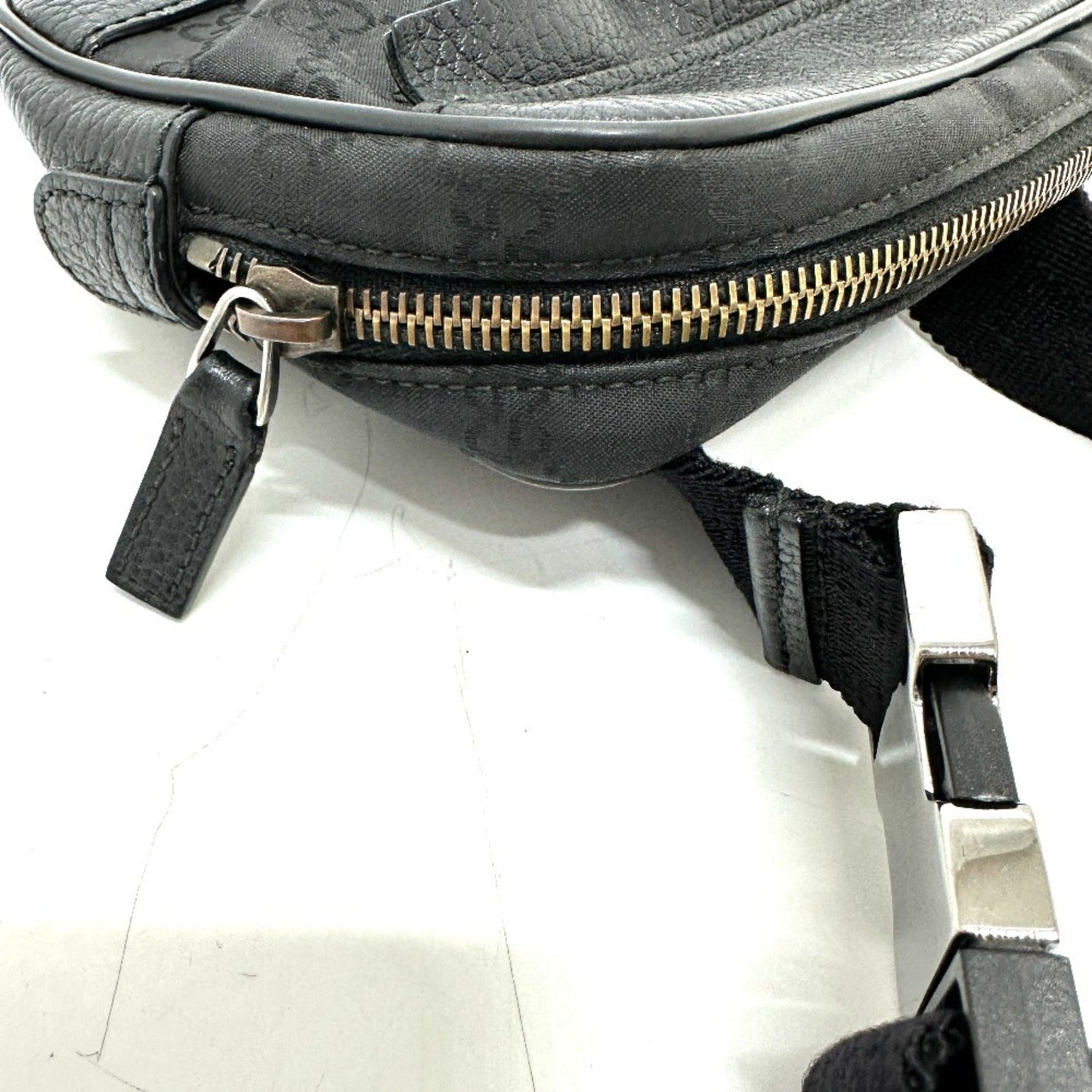 Gucci Black Nylon Leather Sling Bag ( )