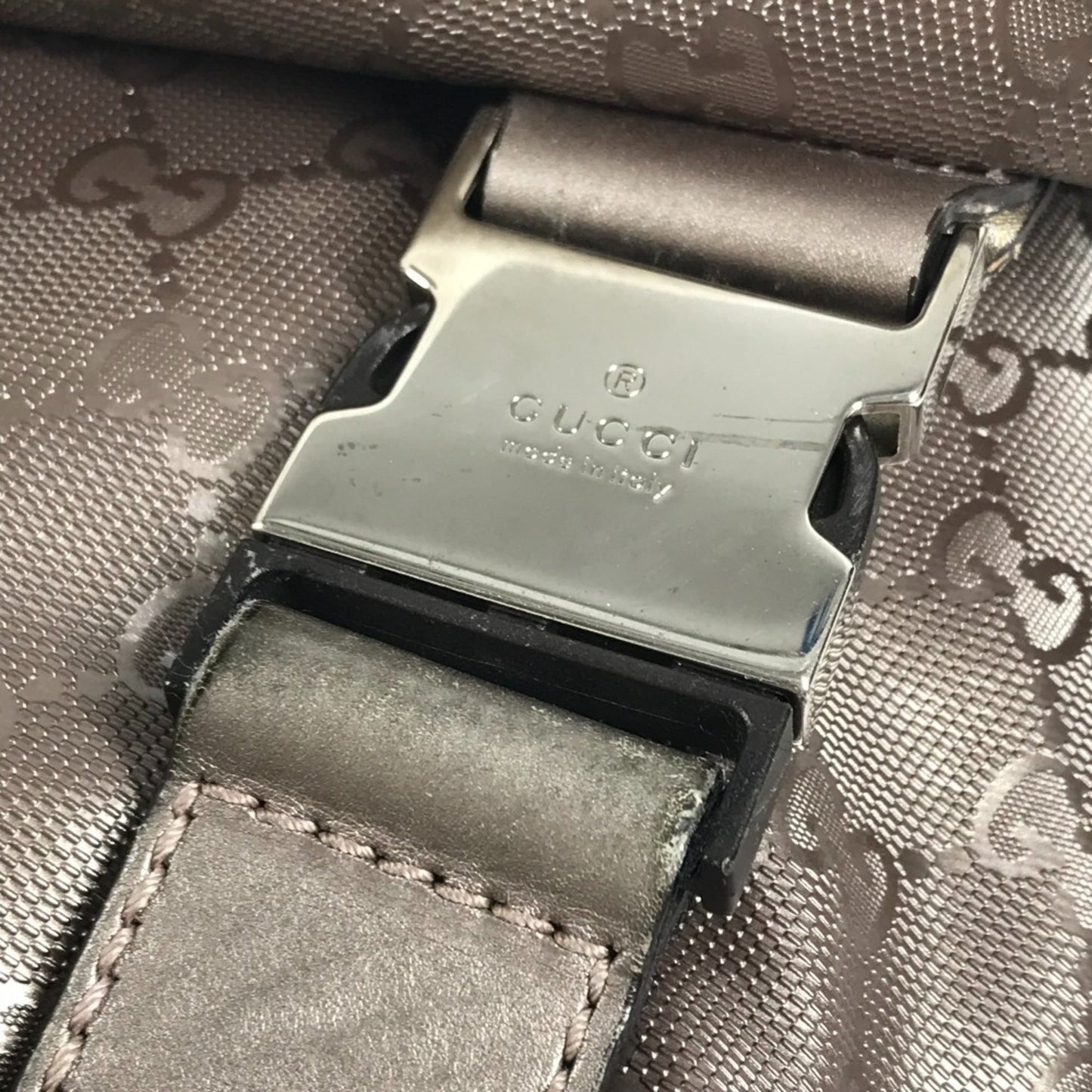 Gucci Metallic Gg Imprimé Leather Messenger Bag Shoulder Bag ( )