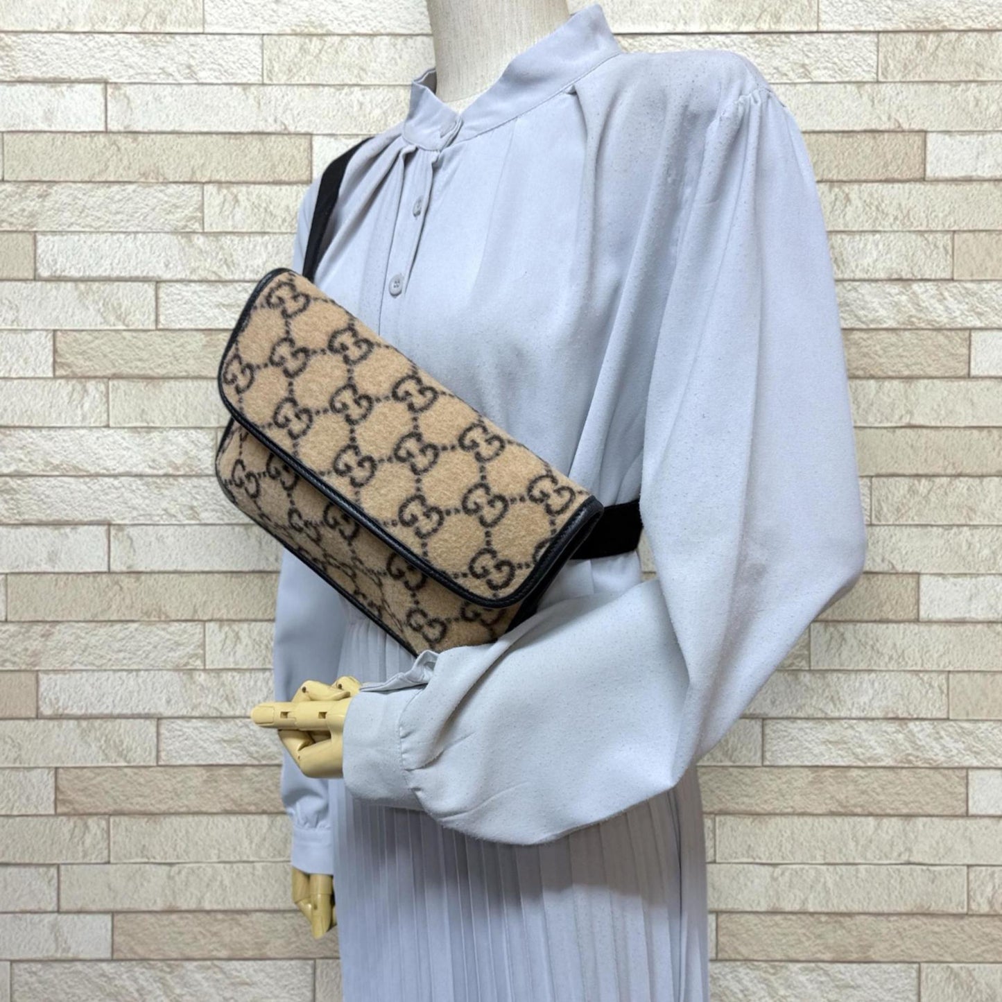 Gucci Beige Black Wool Leather Sling Bag ( )