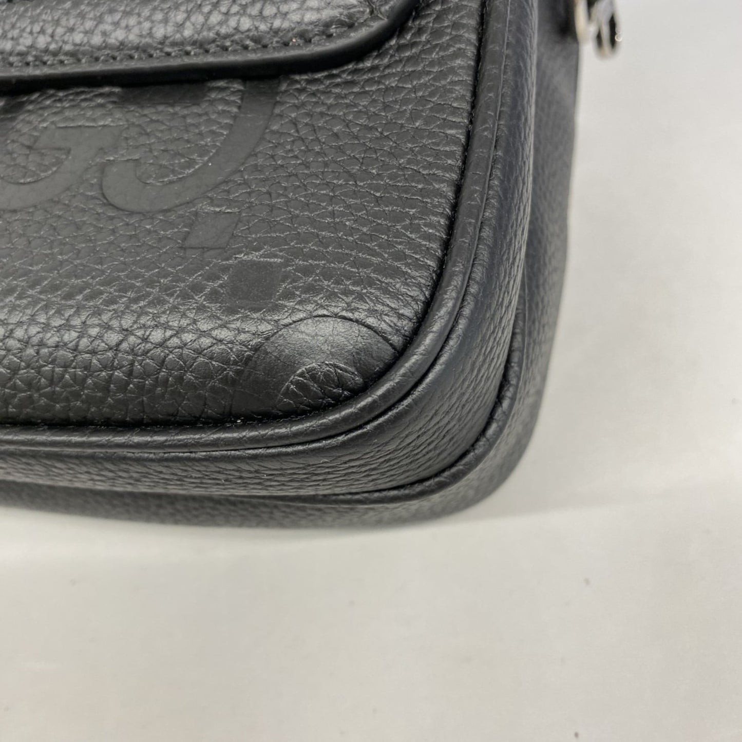 Gucci Black Leather Sling Bag ( )