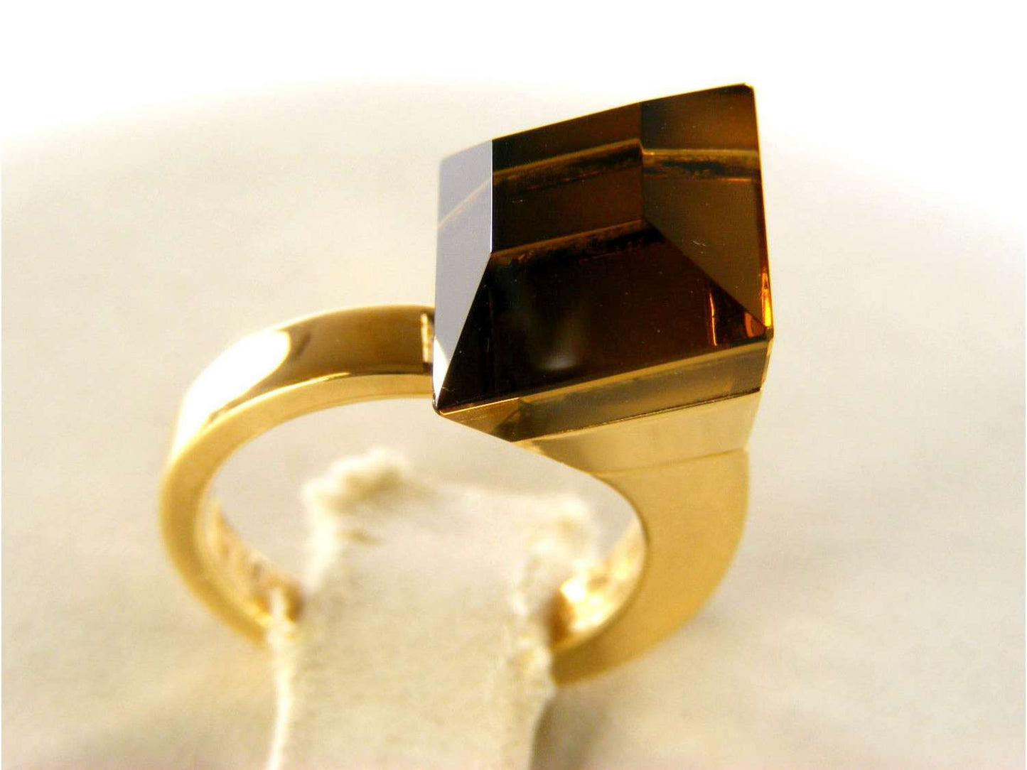 GUCCI RING CHIODO COCKTAIL IN 18KT YELLOW GOLD AND FUMÈ QUARTZ