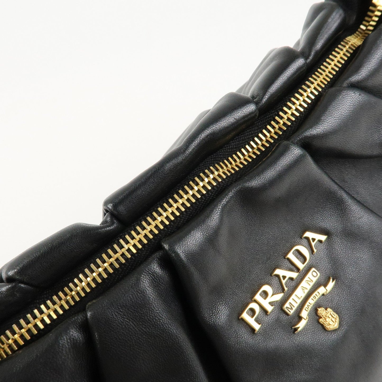 PRADA Leather Chain One-Shoulder Bag Black Gold Hardware  d