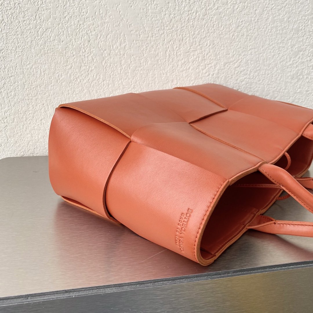 Top Quality Arco Tote Bag For Women 16.14in/41cm In Brown 609175VMAY37660
