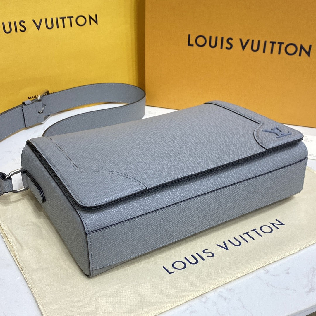 Top Quality New Flap Messenger Bag Taiga Grey For Men, Bags, Shoulder And Crossbody Bags 11.1in/28.3cm Top Quality
