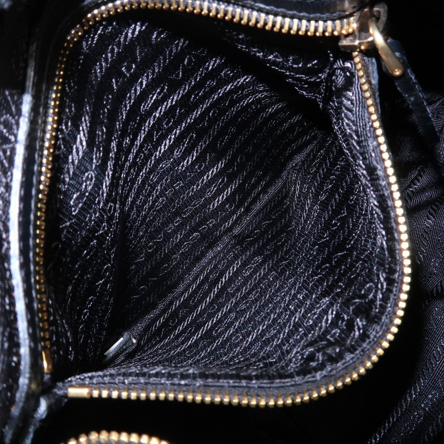 PRADA Leather Chain One-Shoulder Bag Black Gold Hardware  d