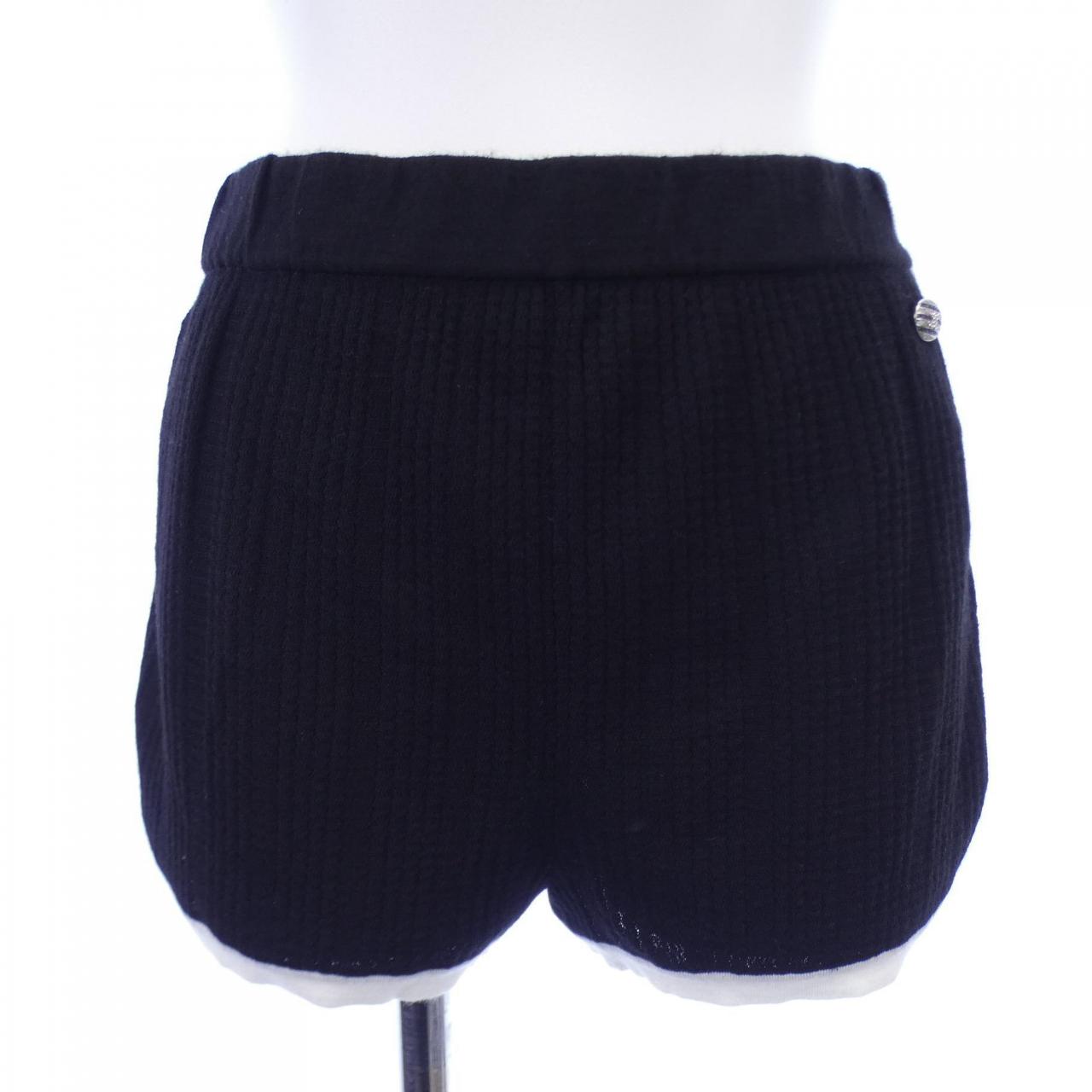 Chanel P76470K10986 Cashmere Shorts