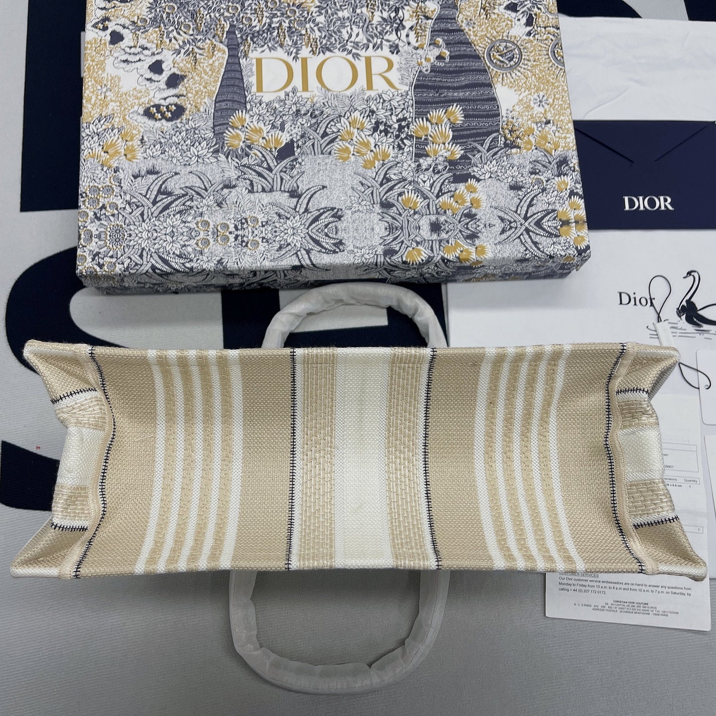 Top Quality MeTop Qualityum Book Tote Beige, For Women, Womens Handbags 14in/36cm CD