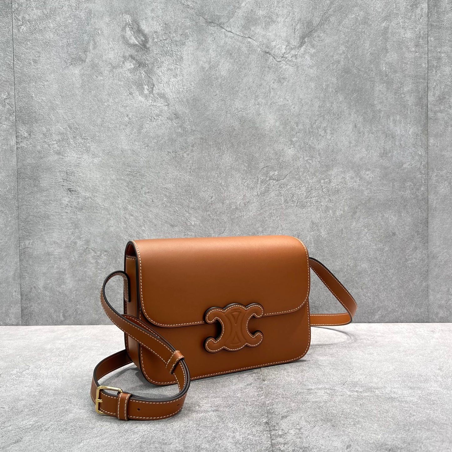 Top Quality Classique Cuir Triomphe Bag Tan For Women 9in/22cm 199223BFN.04LU