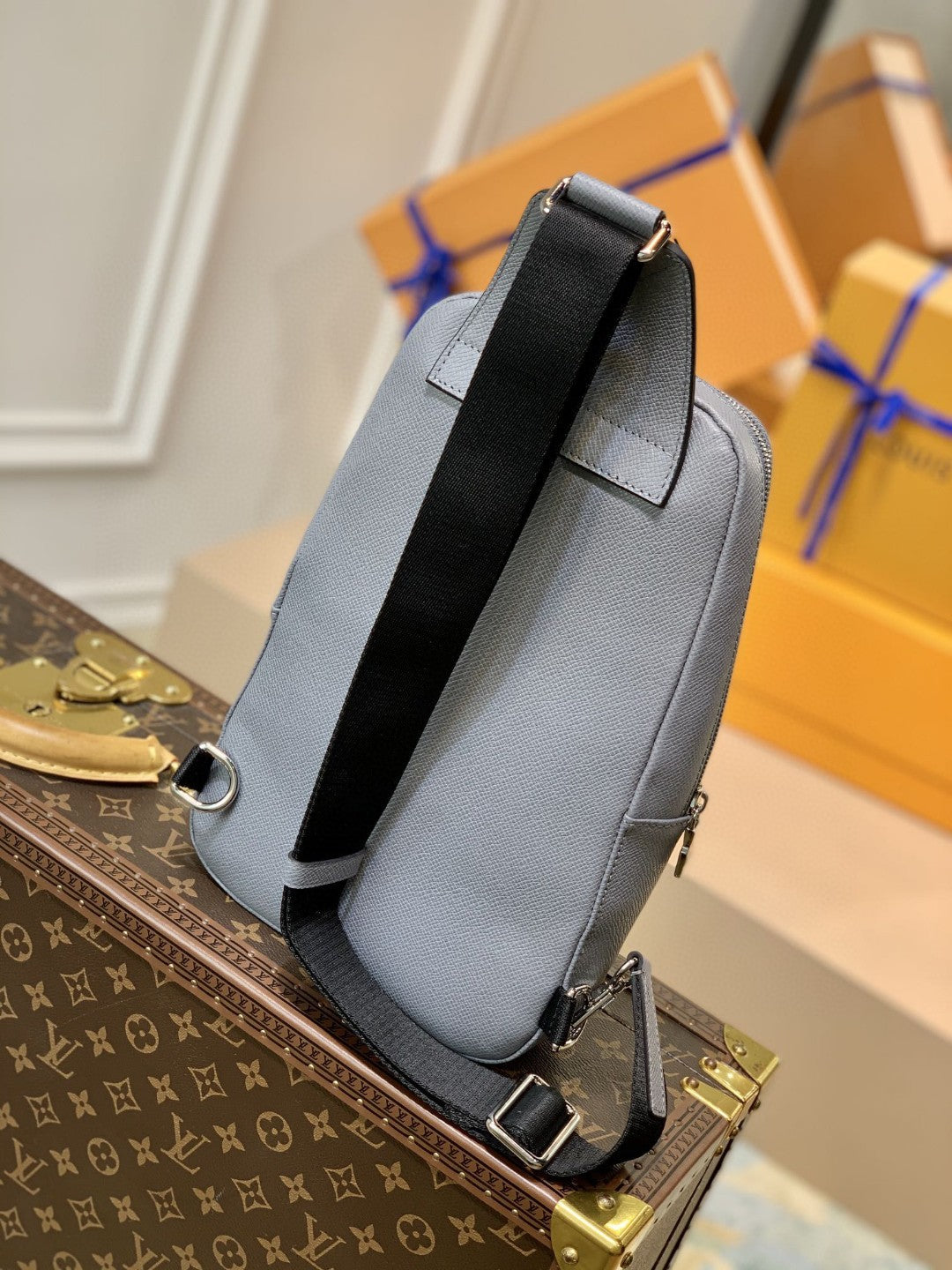 Top Quality Avenue Sling Bag Taiga Grey For Men, Bags, Crossbody Bags 12.2in/31cm Top Quality M30801