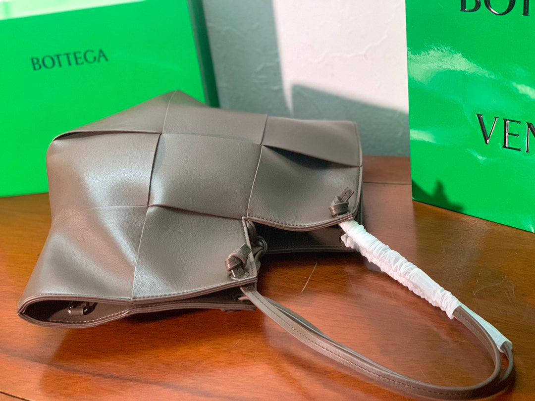 Top Quality Shoulder Bag Dark Brown, For Women, Women’s Bags 17.7in/45cm