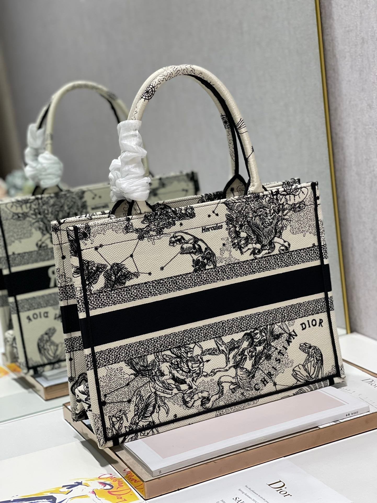 Top Quality MeTop Qualityum Book Tote Bag, Black/White, For Women Womens Handbags, Shoulder Bags, 36cm CD M1296ZRHZ_M941
