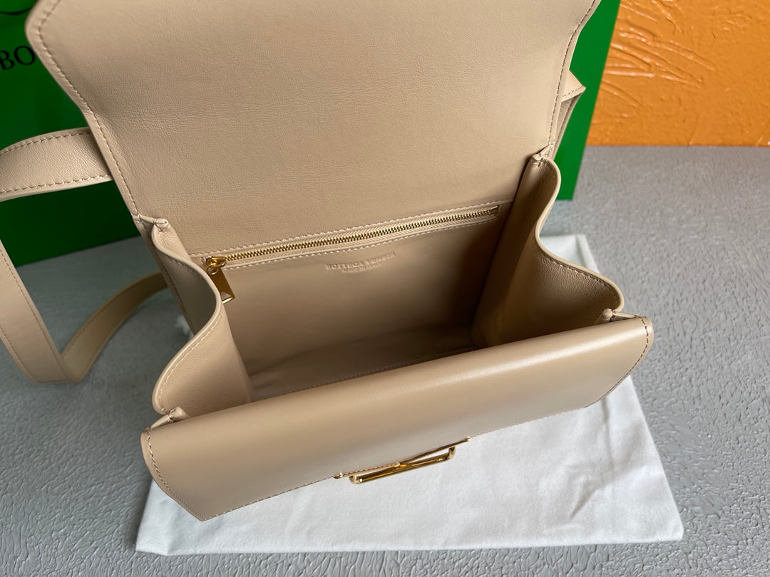 Top Quality Clip Bag Beige, For Women, Women’s Bags 9in/23cm