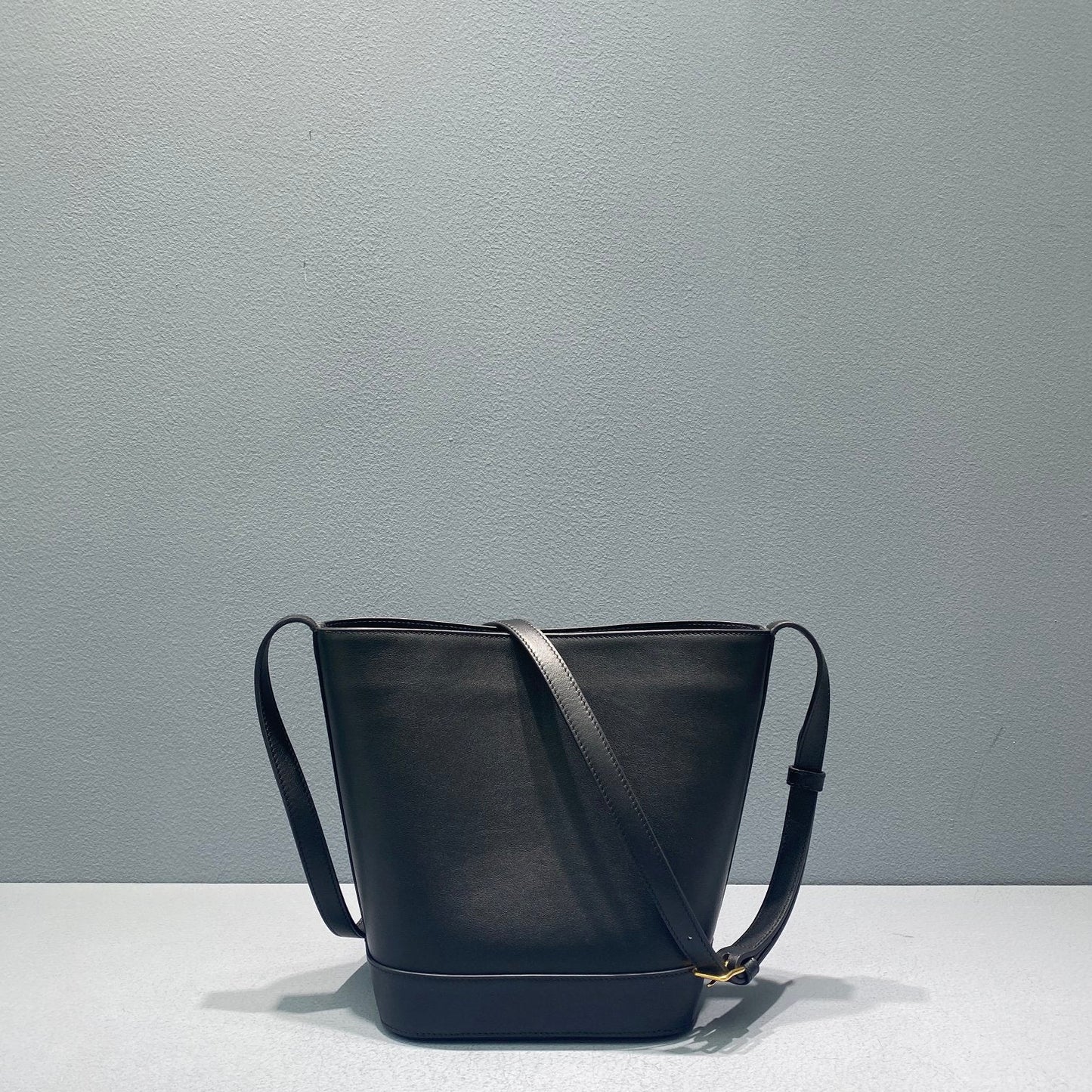 Top Quality Small Bucket Cuir Triomphe Black For Women 9in/22cm 198243DU3.38NO