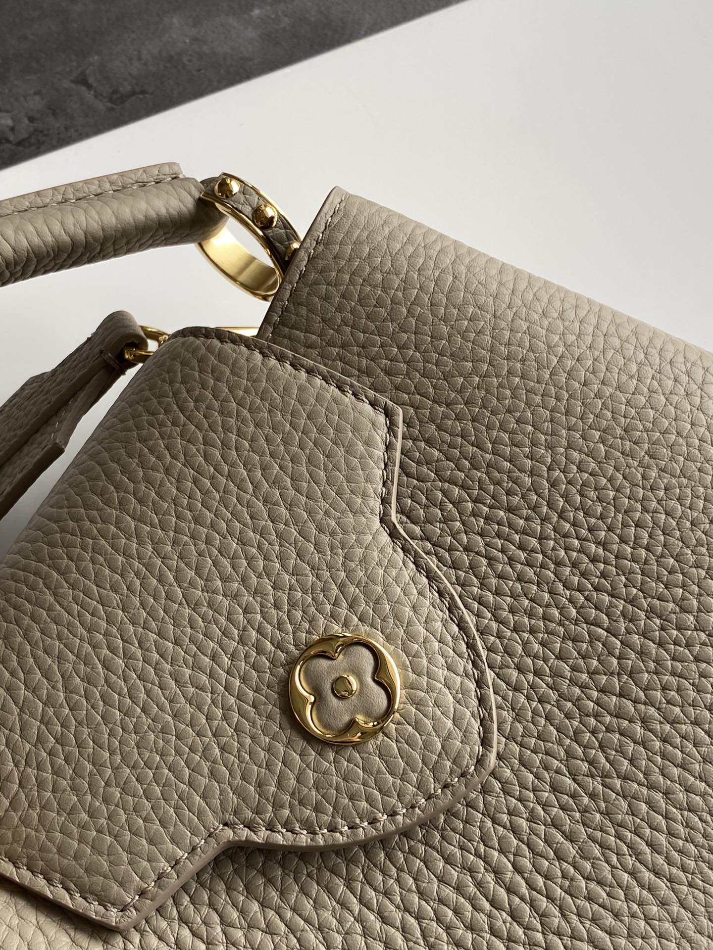 Top Quality Capucines Mini Taurillon Steeple Grey For Women, WoHandbag, Shoulder And Crossbody Bags 8.3in/21cm Top Quality