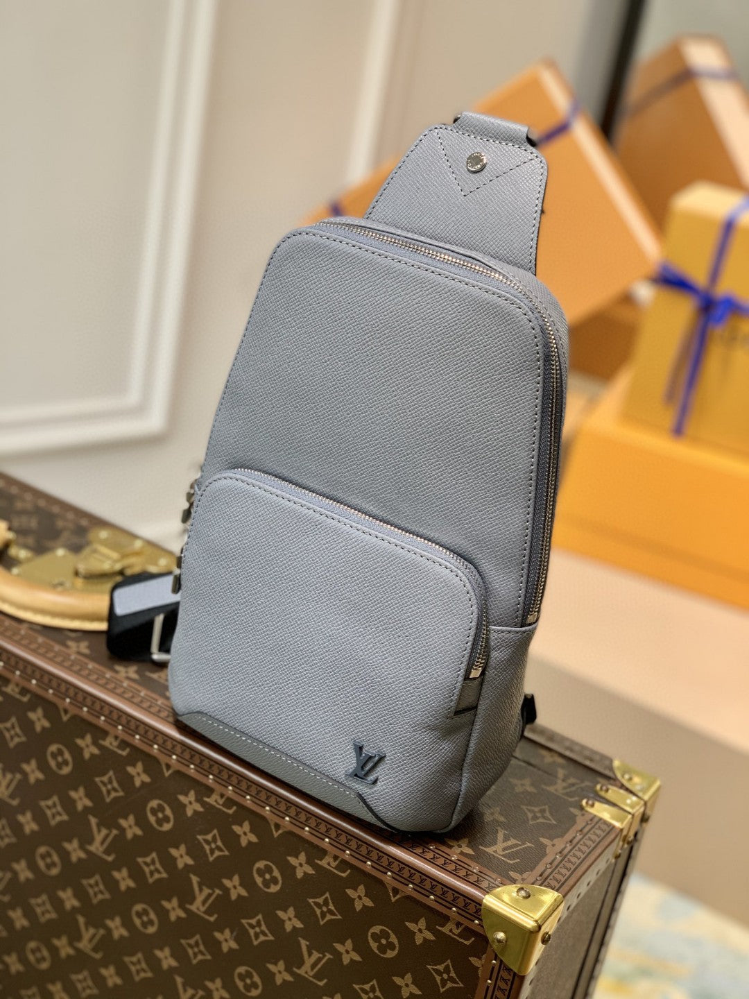 Top Quality Avenue Sling Bag Taiga Grey For Men, Bags, Crossbody Bags 12.2in/31cm Top Quality M30801