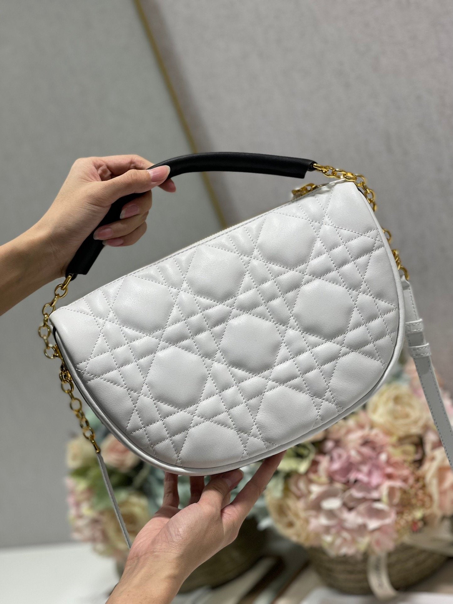 Top Quality MeTop Qualityum Vibe Hobo Bag White Cannage, White Handbags, Crossbody Bags, 30cm CD M7201ONOA_M879
