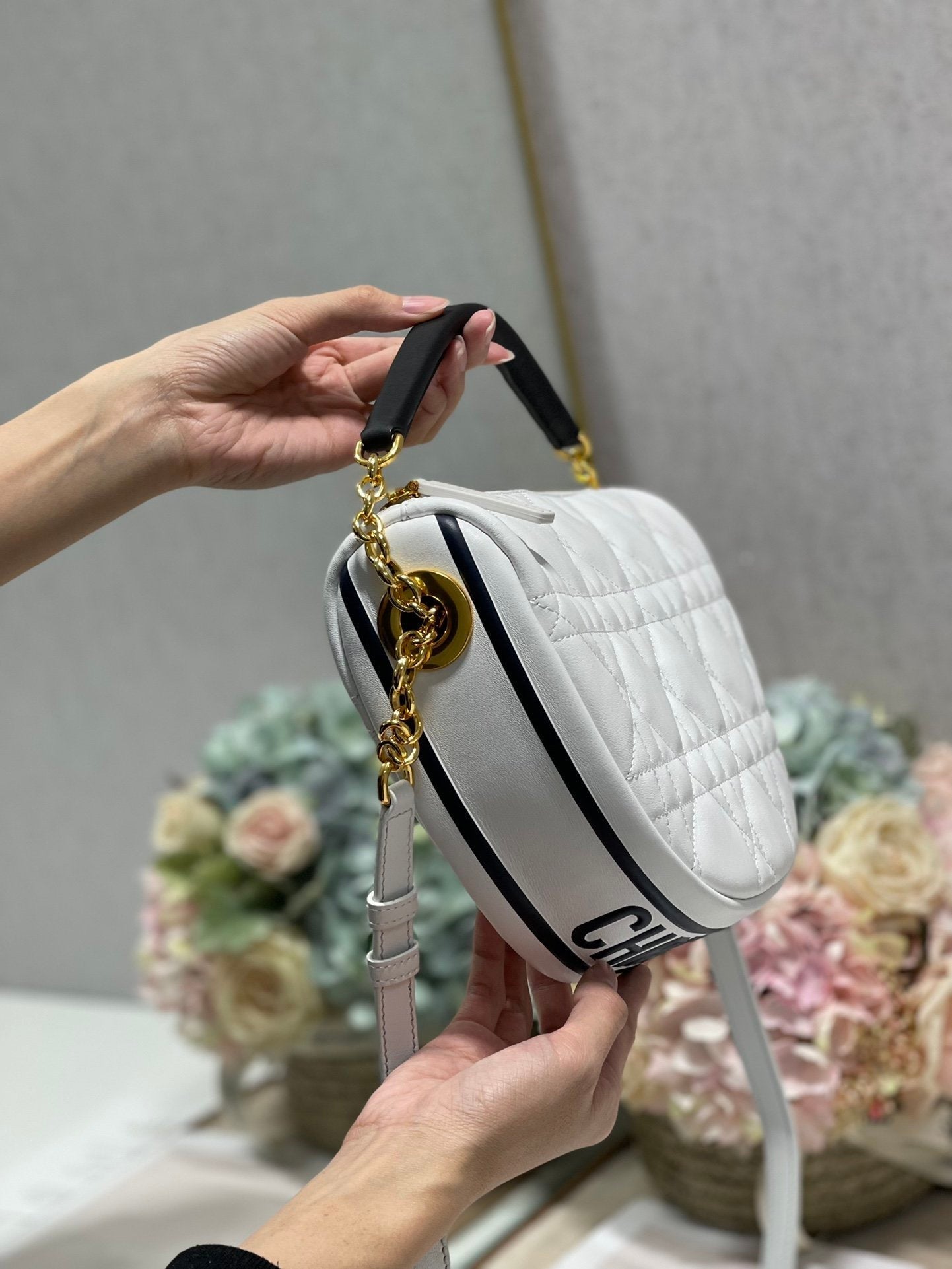 Top Quality MeTop Qualityum Vibe Hobo Bag White Cannage, White Handbags, Crossbody Bags, 30cm CD M7201ONOA_M879