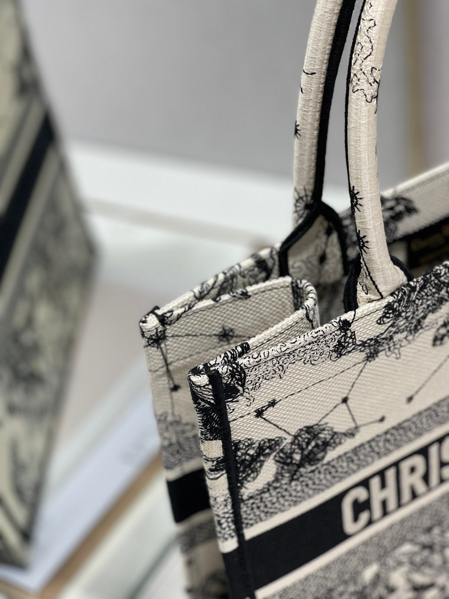 Top Quality MeTop Qualityum Book Tote Bag, Black/White, For Women Womens Handbags, Shoulder Bags, 36cm CD M1296ZRHZ_M941