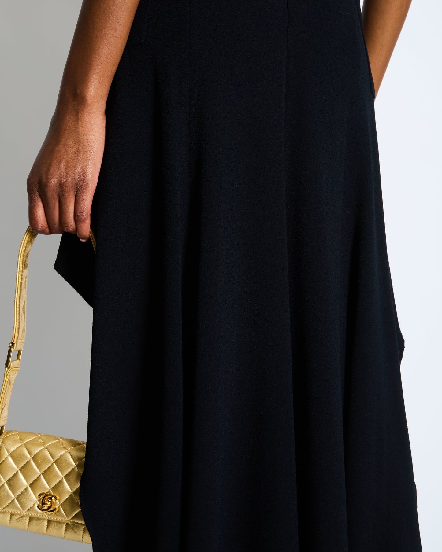 *RUNWAY* Chanel MŽtiers d'Art 2023 Black Front-Cropped Midi Skirt with Back Gold CC Logo Button Detail Size FR 34 (UK 6)