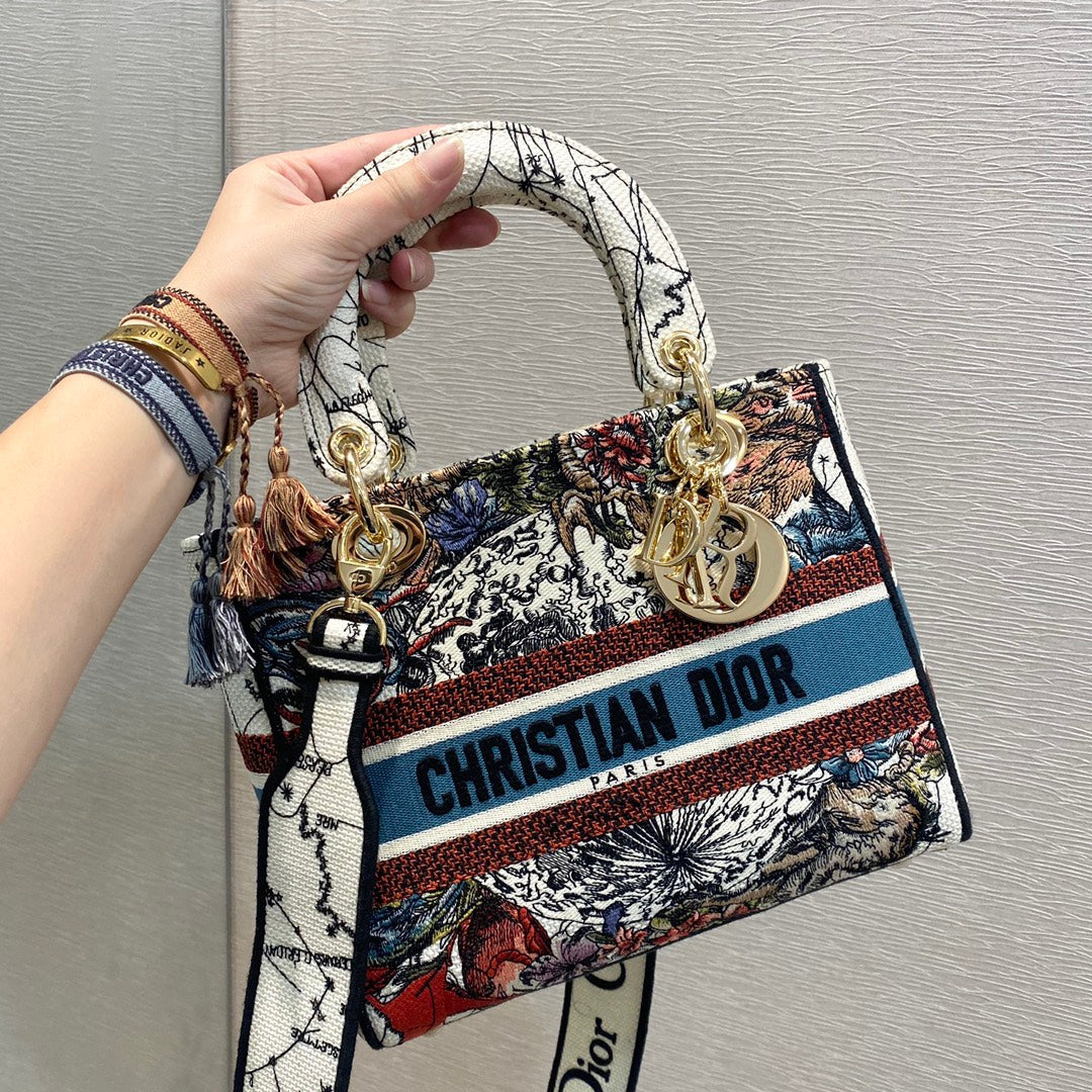 Top Quality MeTop Qualityum Lady D-Lite Bag Latte Multicolor Constellation Embroidery, Latte Handbags, Crossbody Bags, 24cm CD M0565ORHP_M941