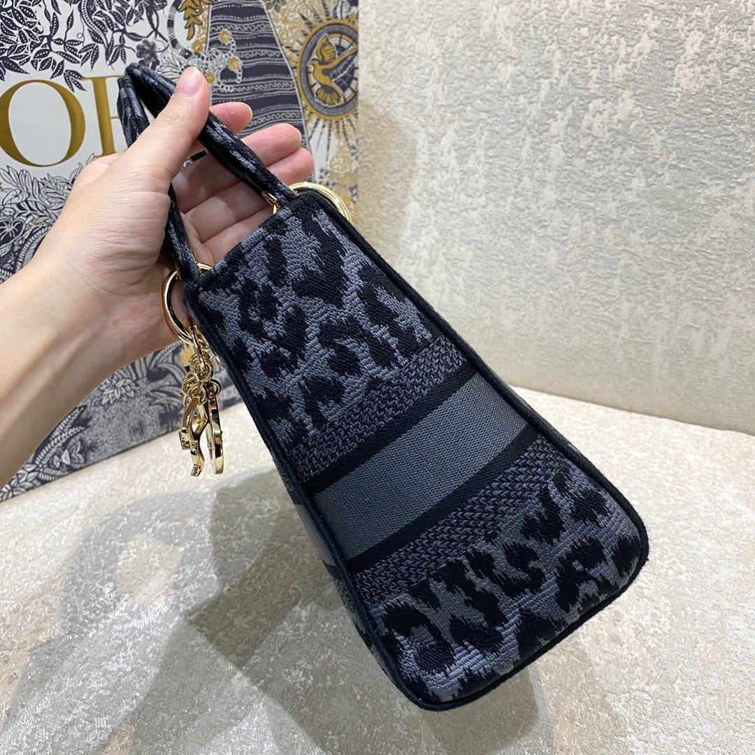Top Quality MeTop Qualityum Lady D-Lite Bag Blue and Black Mizza Embroidery, Blue and Black Handbags, Crossbody Bags, 24cm CD M0565ORTop Quality_M962