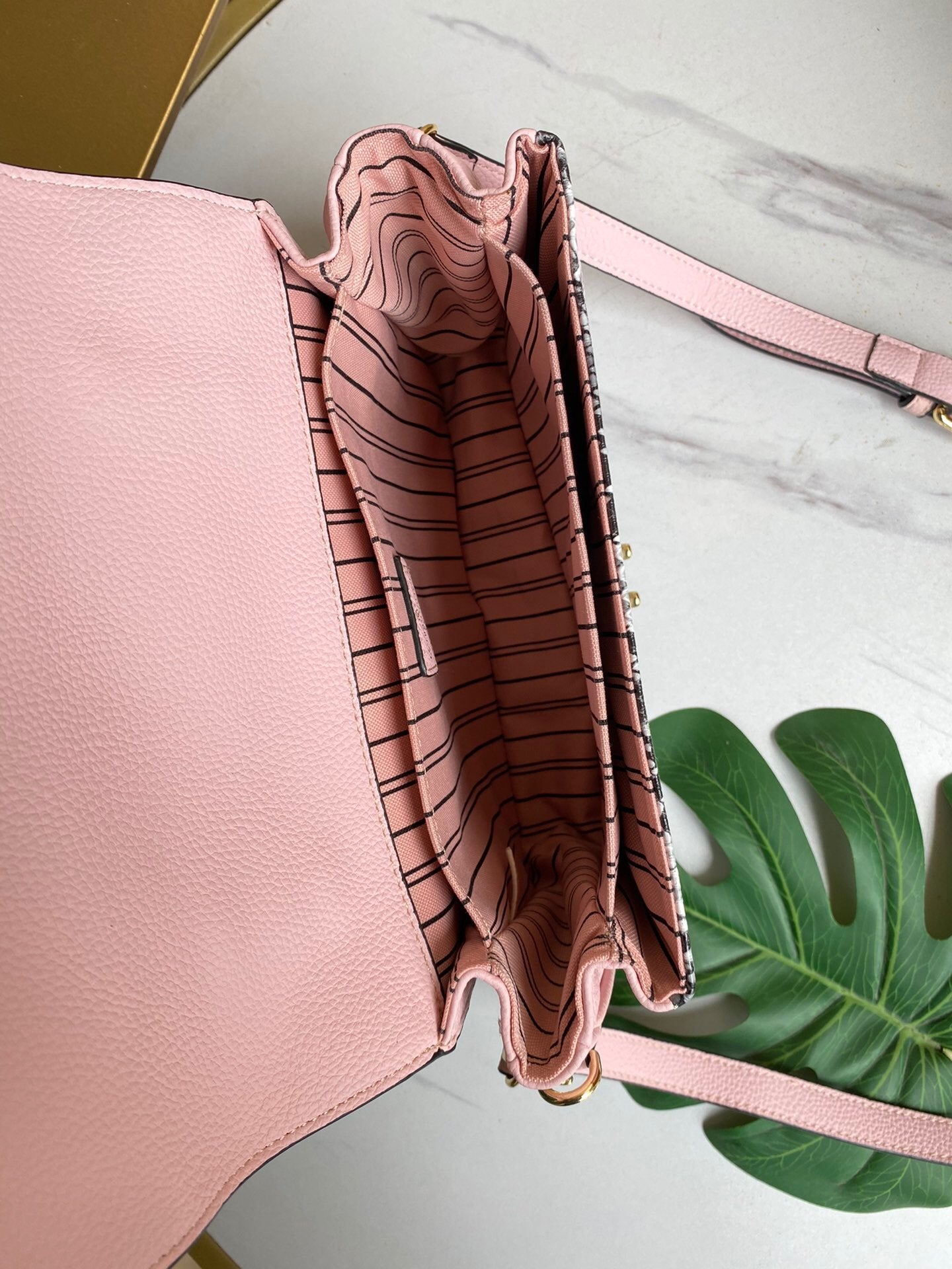 EN - New 1:1 rep  Bags LUV 126