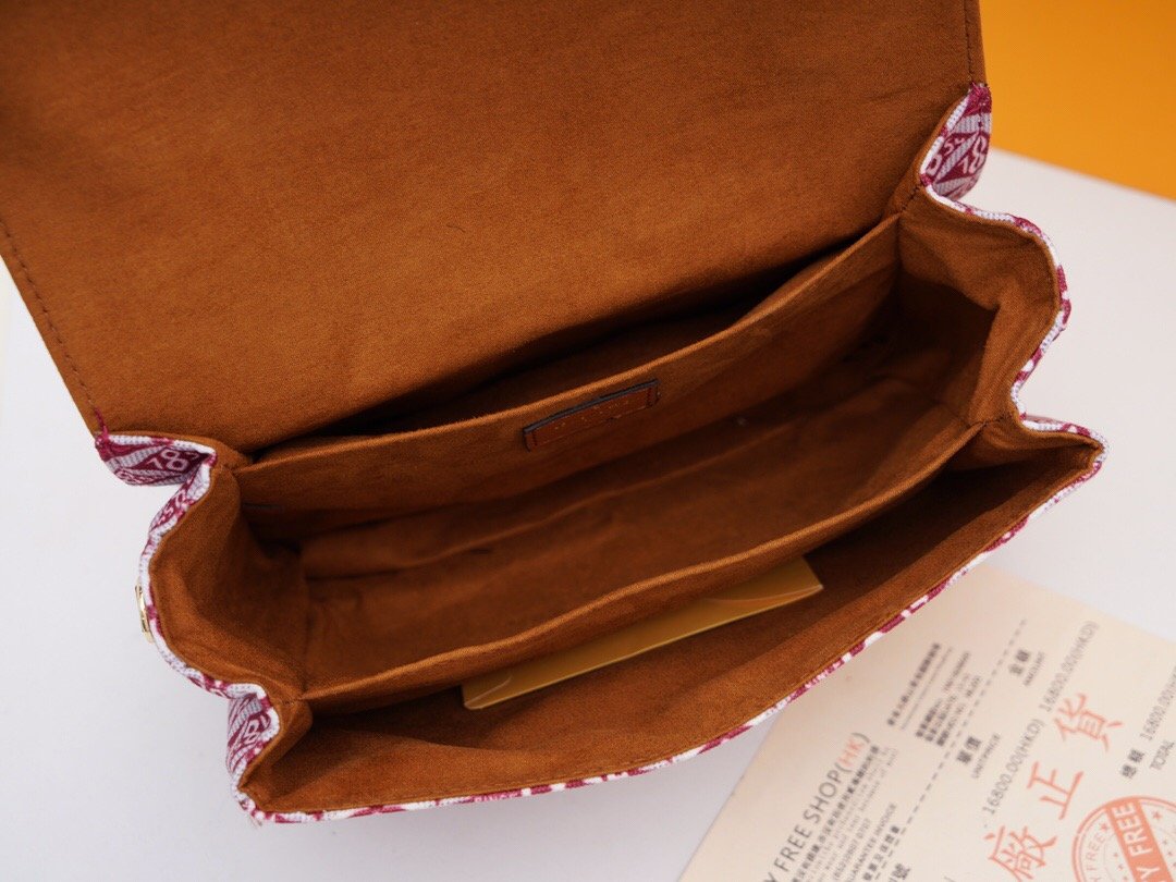 EN - New 1:1 rep  Bags LUV 128