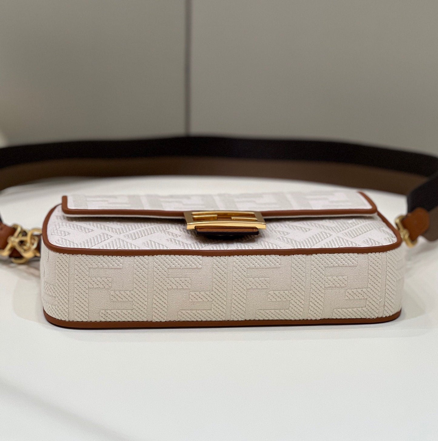 Top QualityTop Quality Baguette White For Women, Women’ Handbags, Shoulder And Crossbody Bags 10in/27cm FF 8BR600