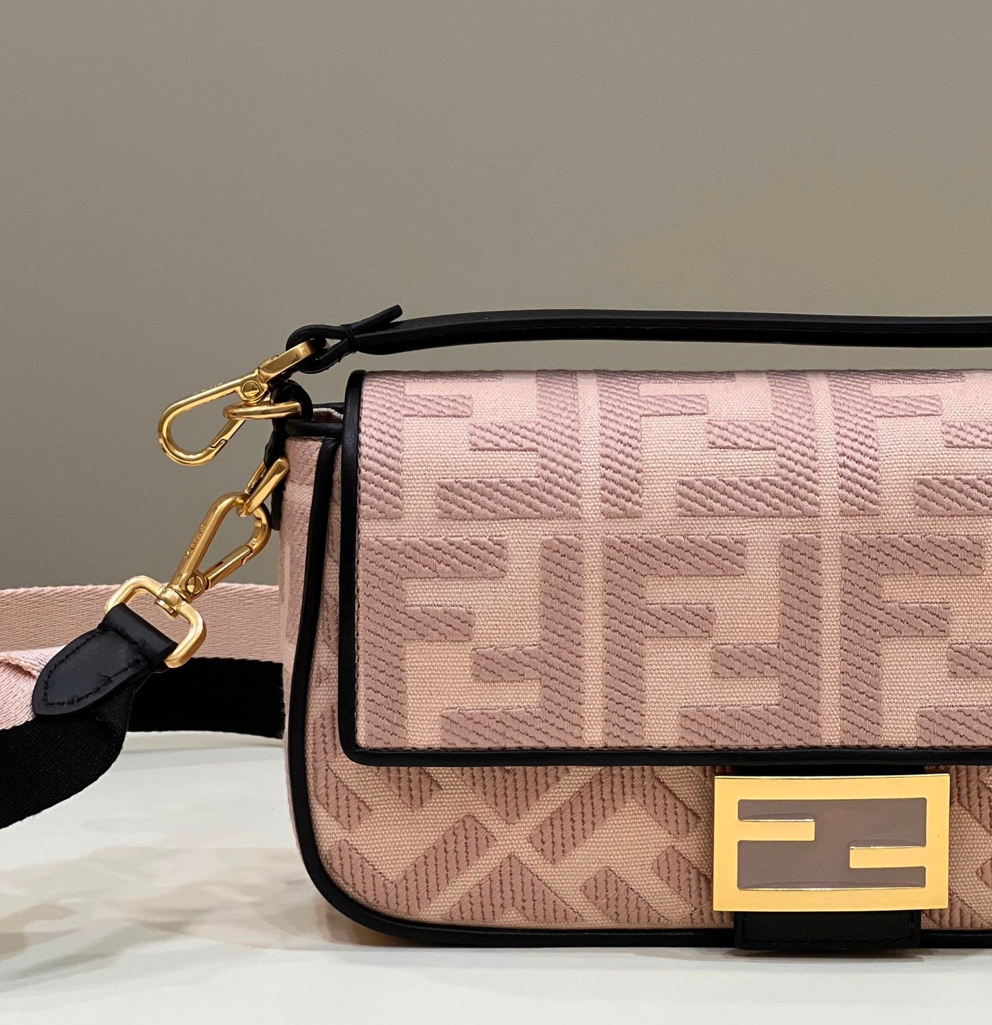 Top QualityTop Quality Baguette Light Pink For Women, Women’ Handbags, Shoulder And Crossbody Bags 10in/27cm FF 8BR600