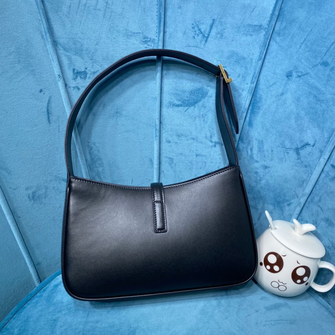 Top Quality Le 5 À 7 Hobo Bag In Smooth Black For Women 9in/23cm YSL 6572282R20W1000