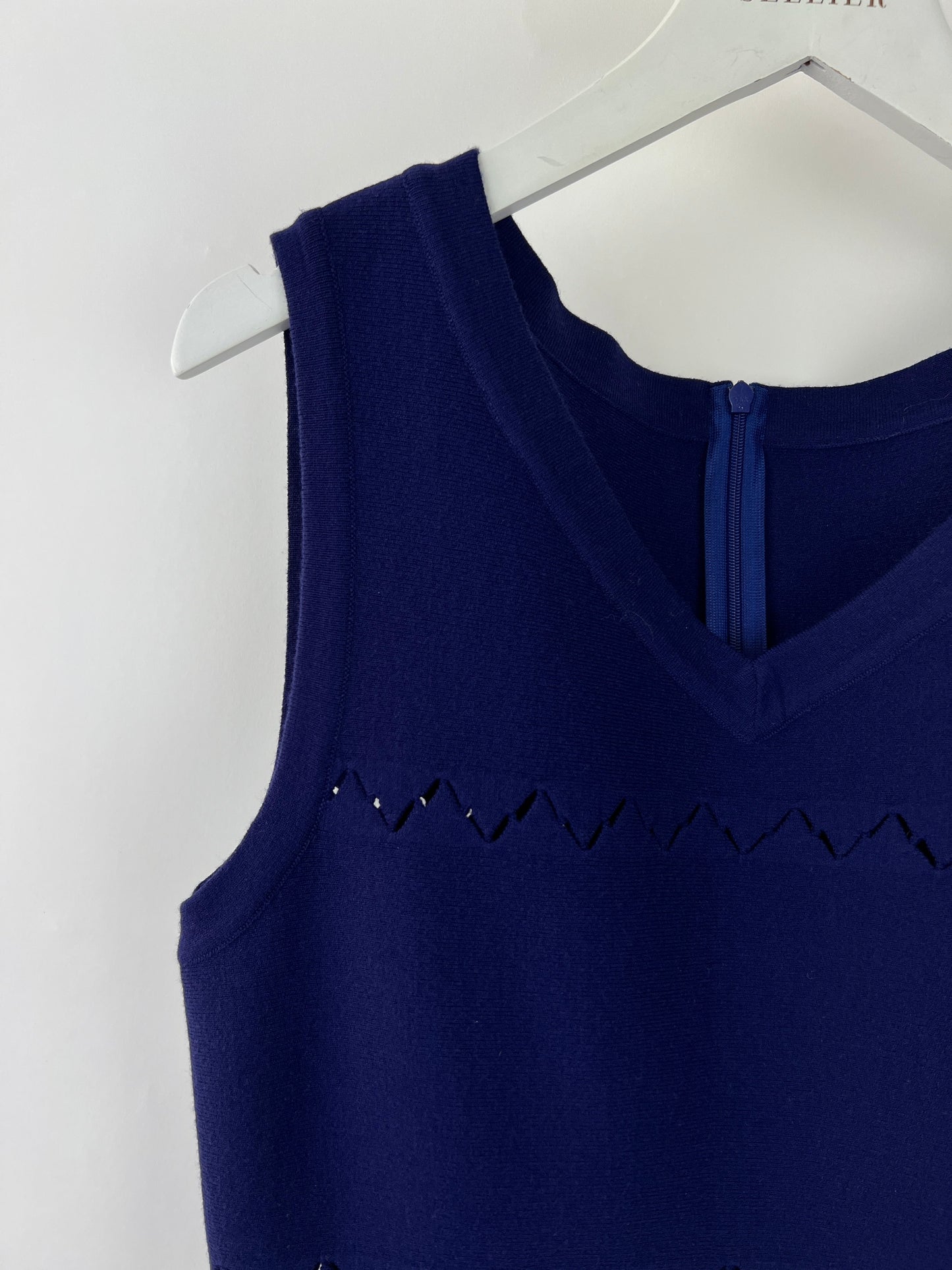 Ala•a Navy Sleeveless Knit A-Line Dress with V-Neckline and Zig-Zag Detail Size FR 42 (UK 14)