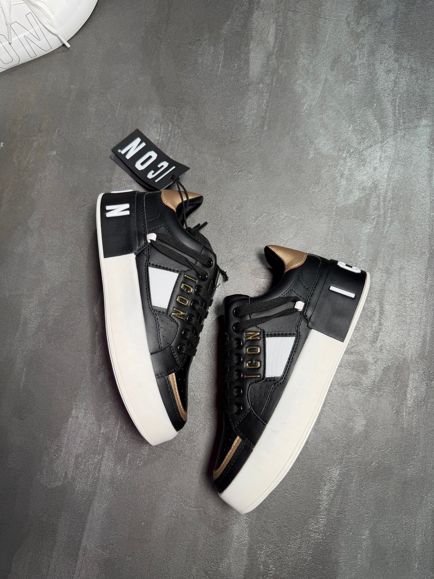 Sneakers black/gold ICON