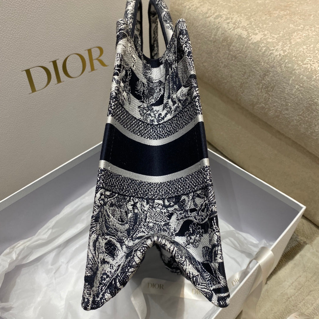 Top Quality MeTop Qualityum Book Tote Toile de Jouy Stripes Embroidery, Navy Blue, For Women Women’s Handbags, 36cm CD M1296ZRLP_M928