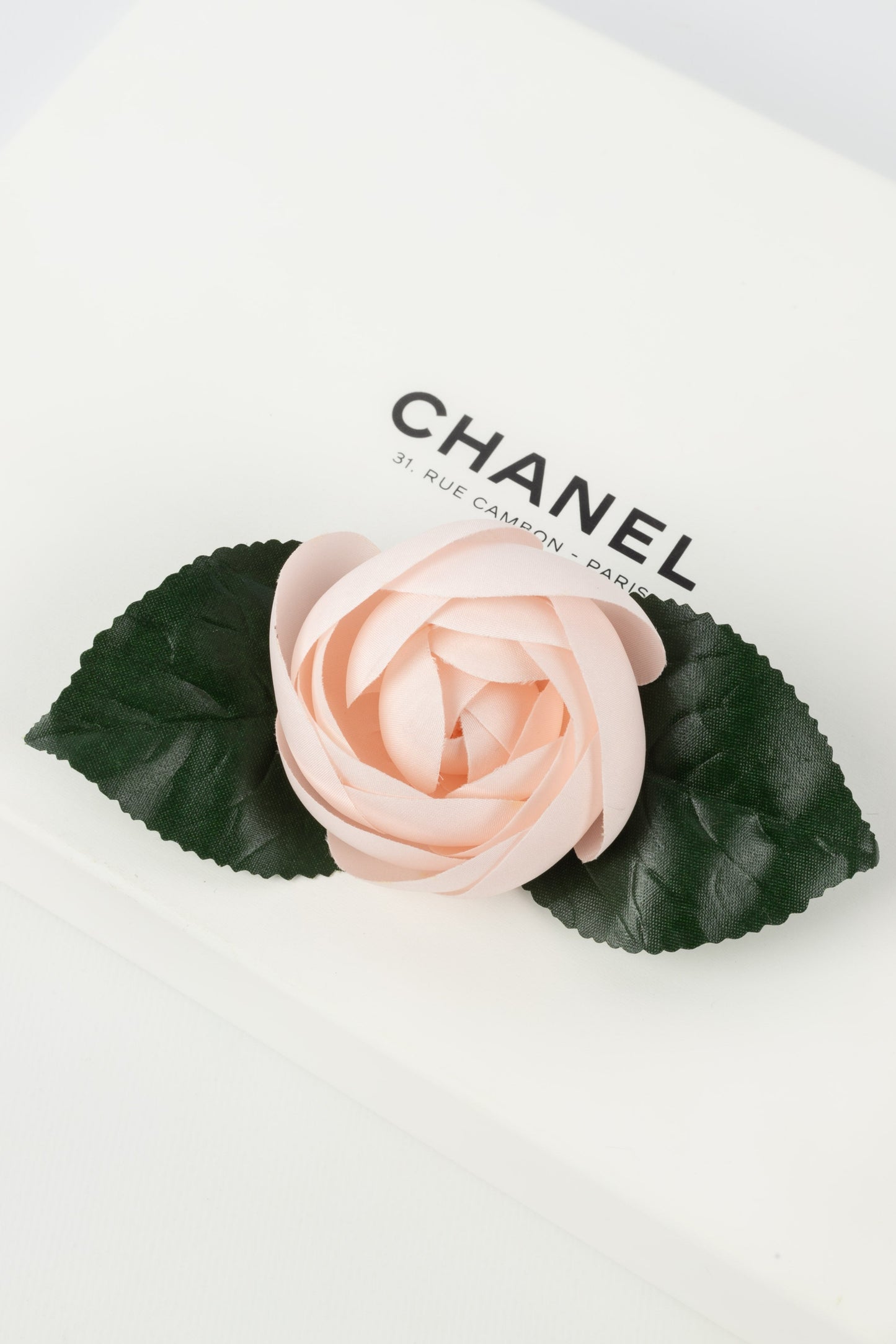 Broche camélia Chanel