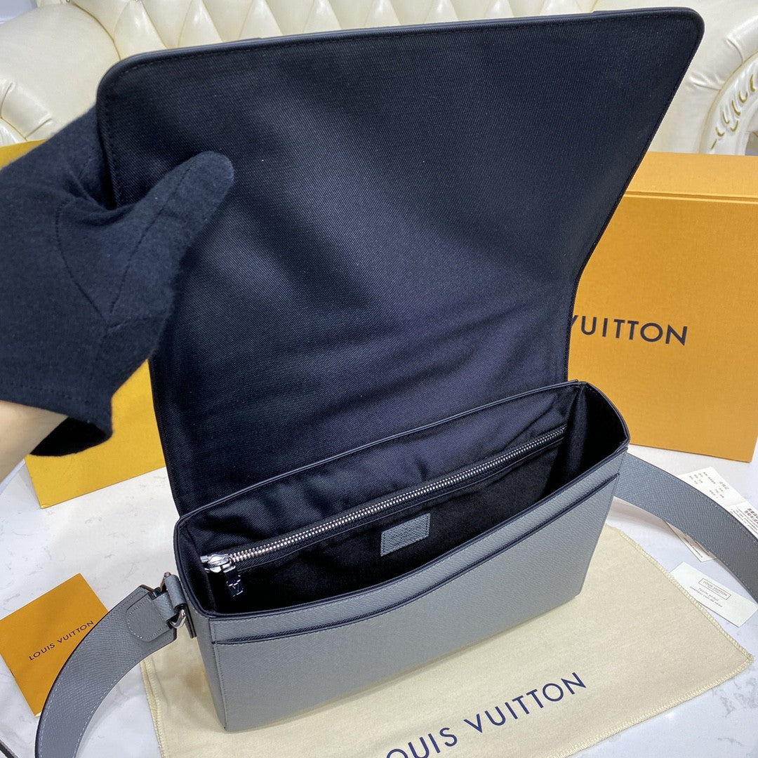 Top Quality New Flap Messenger Bag Taiga Grey For Men, Bags, Shoulder And Crossbody Bags 11.1in/28.3cm Top Quality