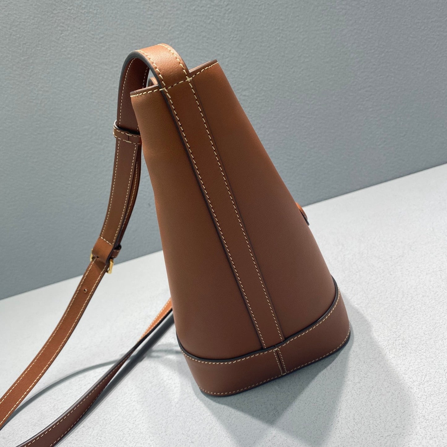 Top Quality Small Bucket Cuir Triomphe Brown For Women 9in/22cm 198243DU3.04LU