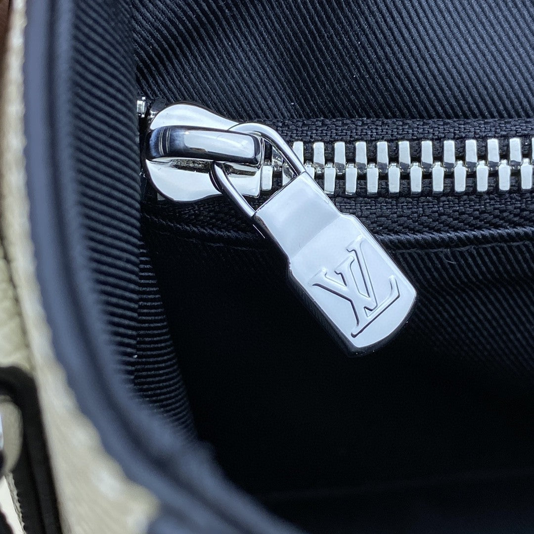 Top Quality New Flap Messenger Bag Taiga White For Men, Bags, Shoulder And Crossbody Bags 11.1in/28.3cm Top Quality 