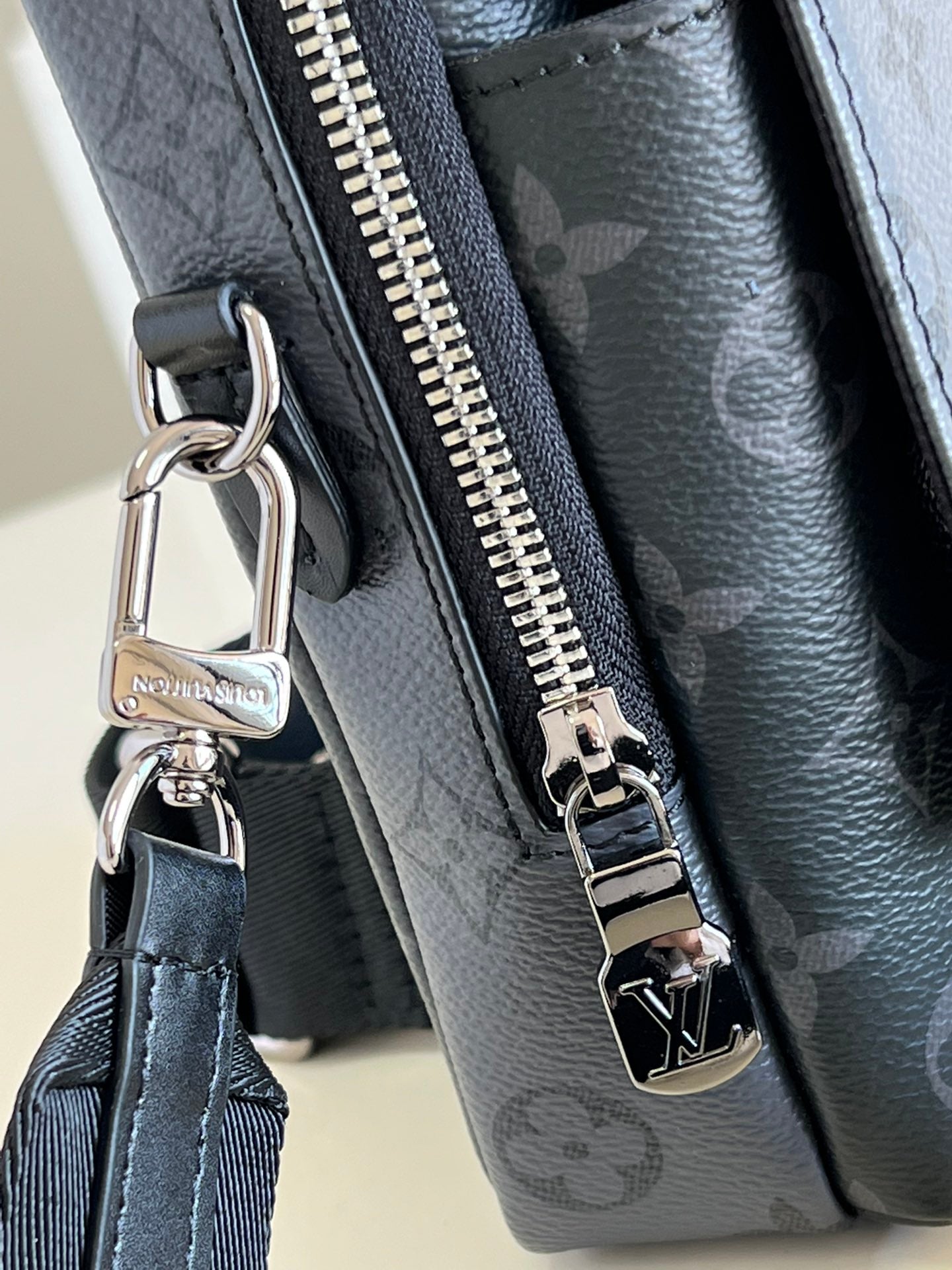 Top Quality Double Phone Pouch Monogram Eclipse Reverse Canvas For Men, Bags, Crossbody Bags 7.1in/18cm Top Quality M81321