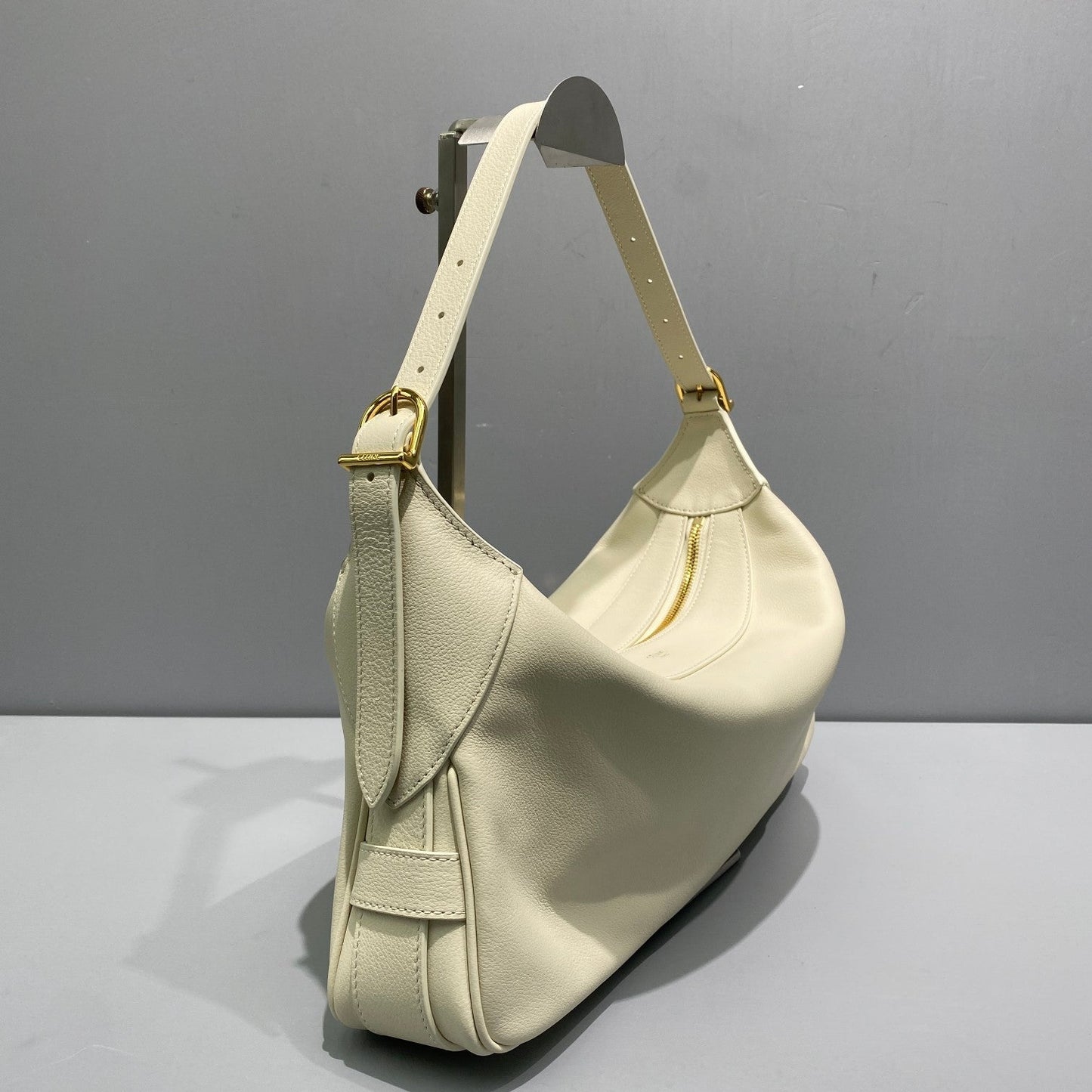 Top Quality Medium Romy In Supple White For Women 13in/34cm 197443DPJ.01RC