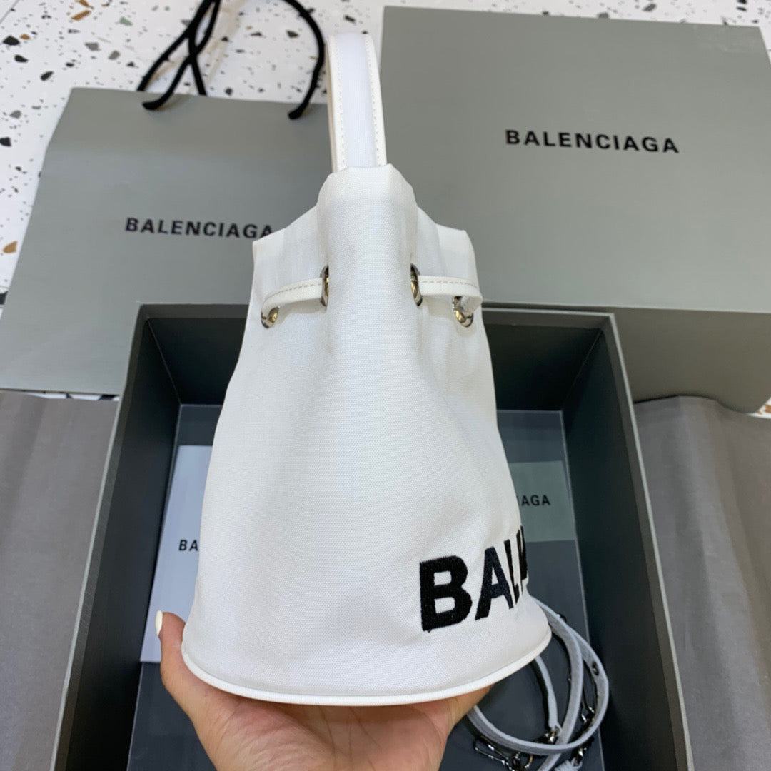 Top Quality Le Cagole MeTop Qualityum Bucket Bag In White, For Women,  Bags 11.8in/30cm