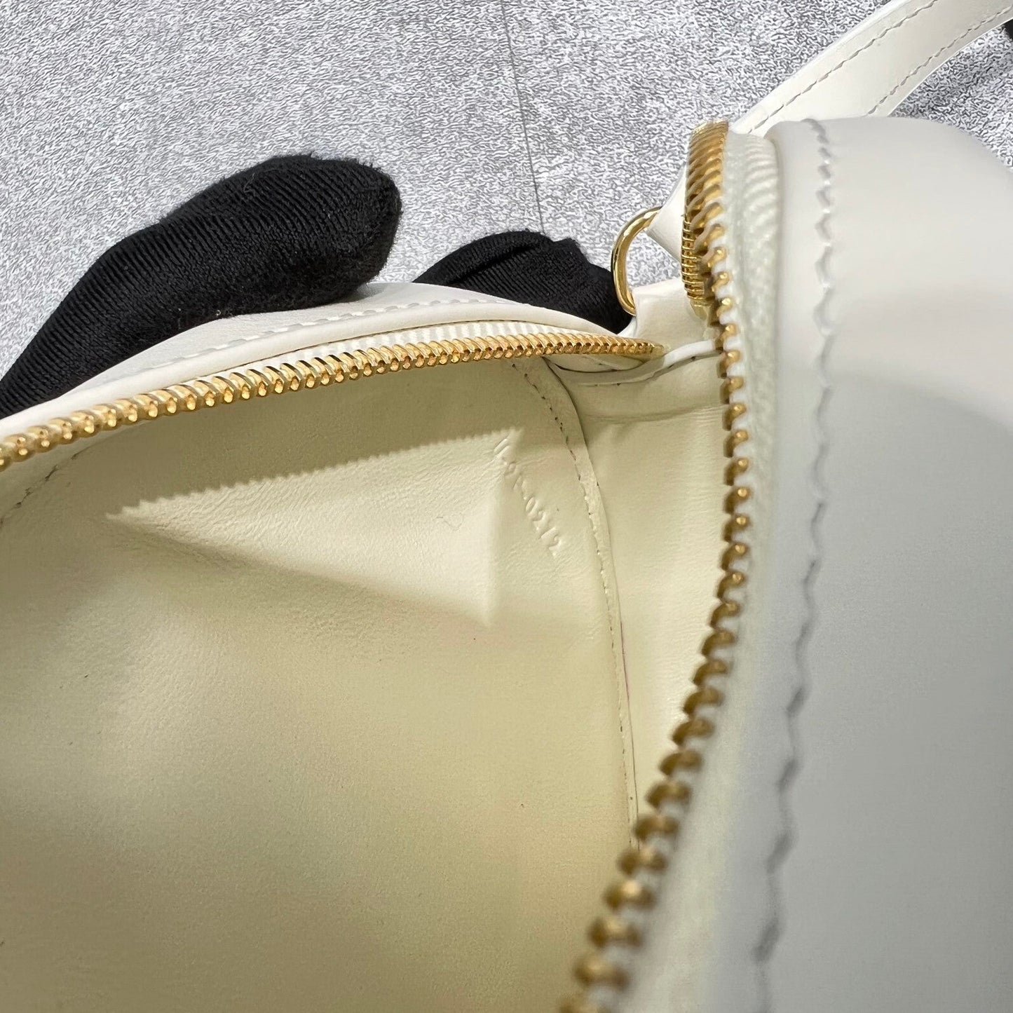 Top Quality Crossbody Oval Purse Cuir Triomphe White For Women 6in/16cm