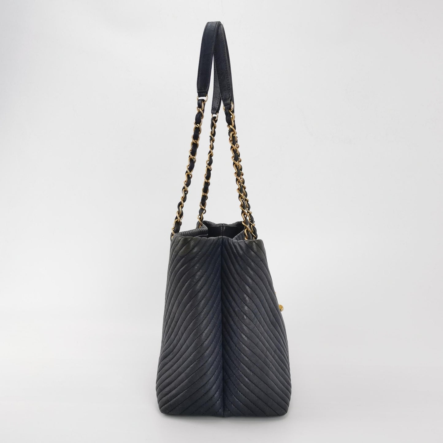 Chanel Lambskin Solid V-stitched Double C Logo Shoulder Bag 250105781011654