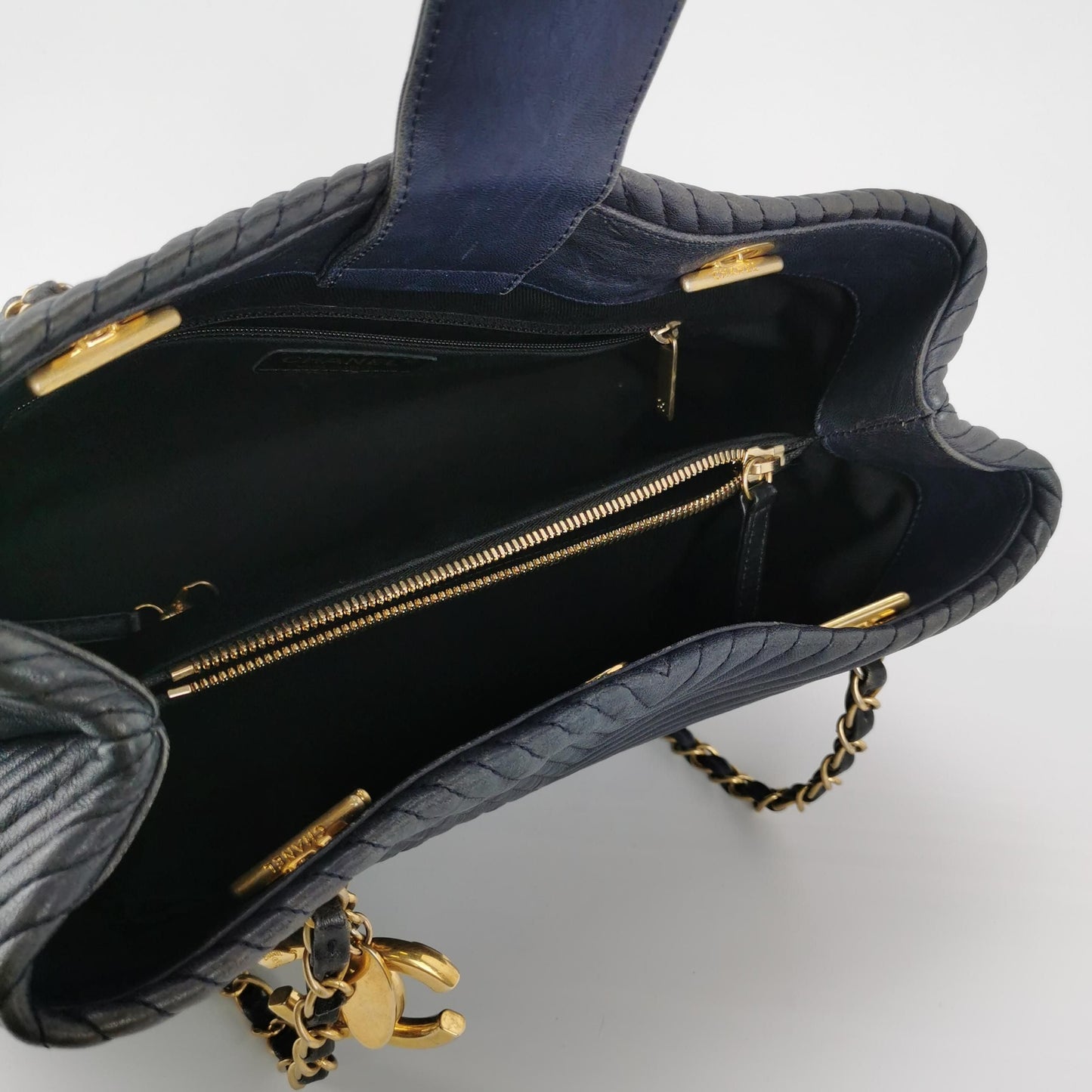 Chanel Lambskin Solid V-stitched Double C Logo Shoulder Bag 250105781011654