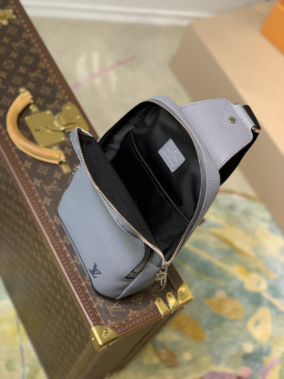 Top Quality Avenue Sling Bag Taiga Grey For Men, Bags, Crossbody Bags 12.2in/31cm Top Quality M30801