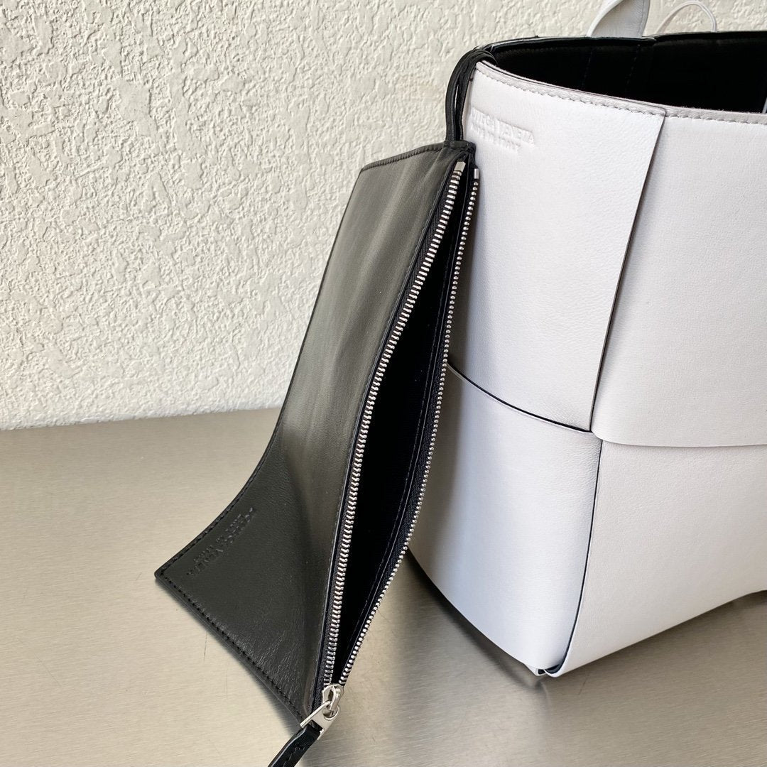 Top Quality Arco Tote Bag For Women 16.14in/41cm In White 609175VMAY39041