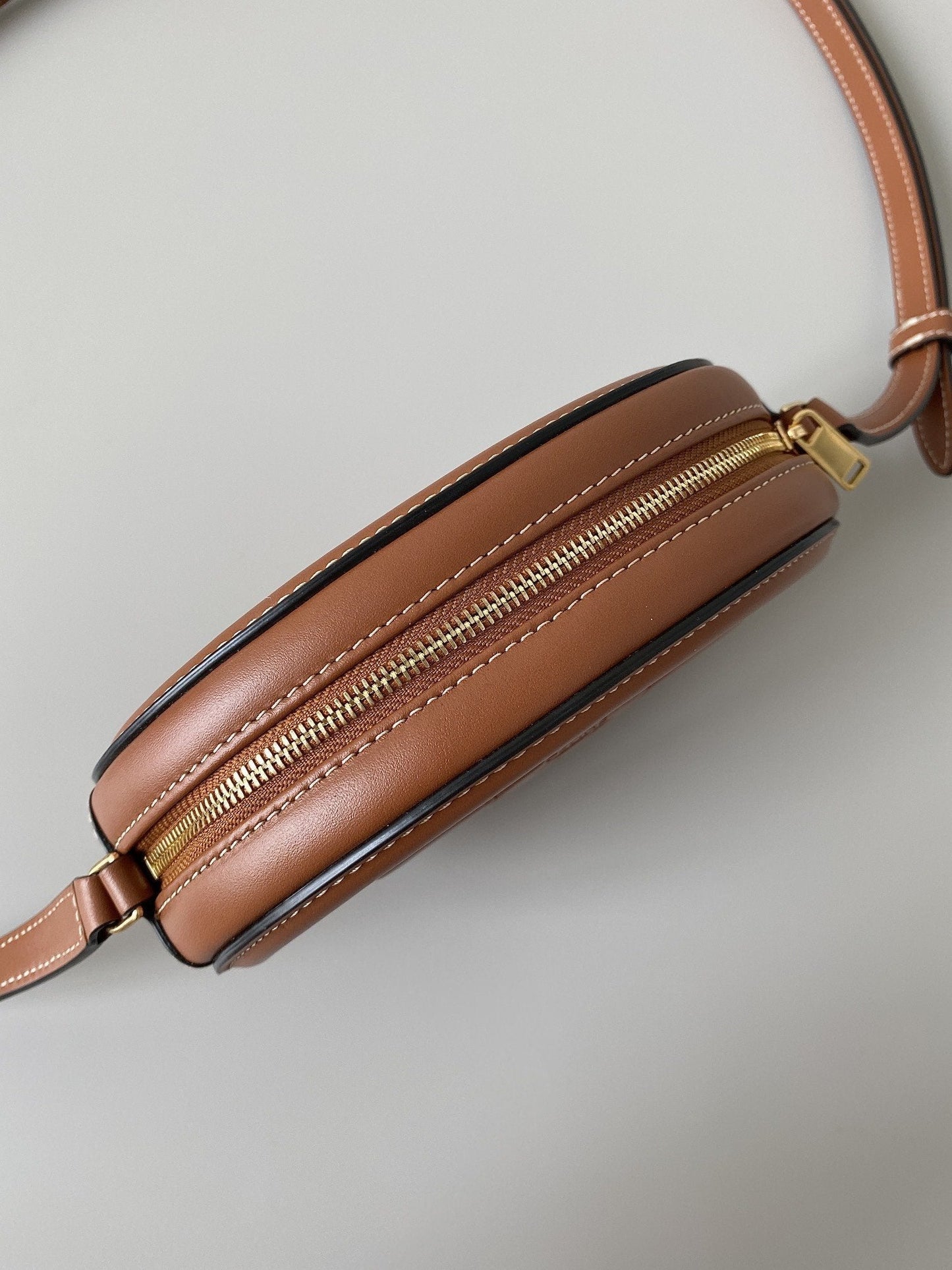 Top Quality Crossbody Oval Purse Cuir Triomphe Brown For Women 6in/16cm 10I703DPQ.04LU
