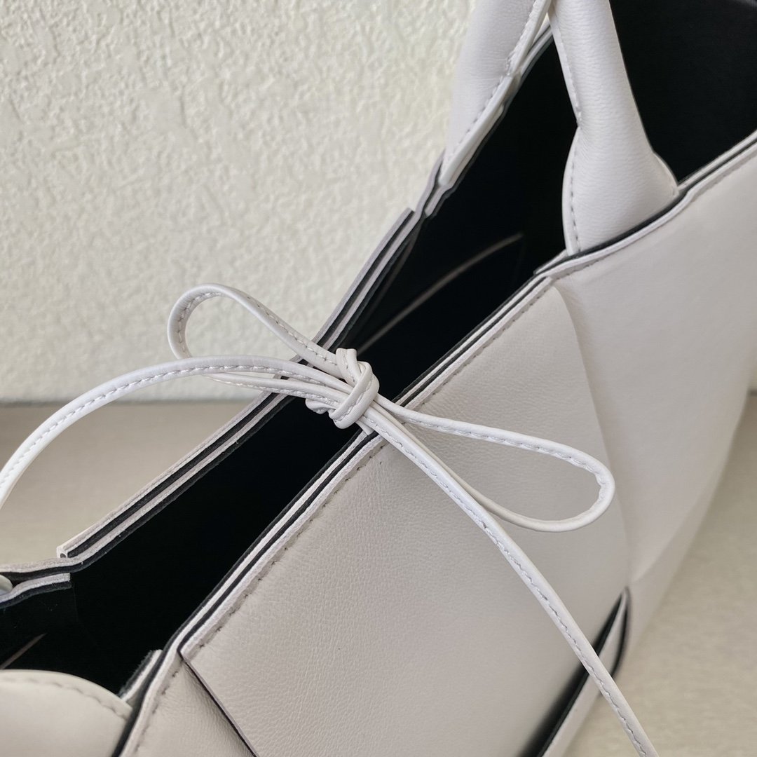 Top Quality Arco Tote Bag For Women 16.14in/41cm In White 609175VMAY39041